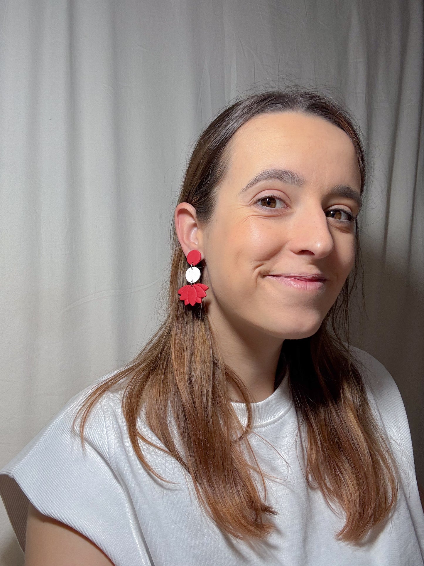 Pendiente colgante con flor rojo