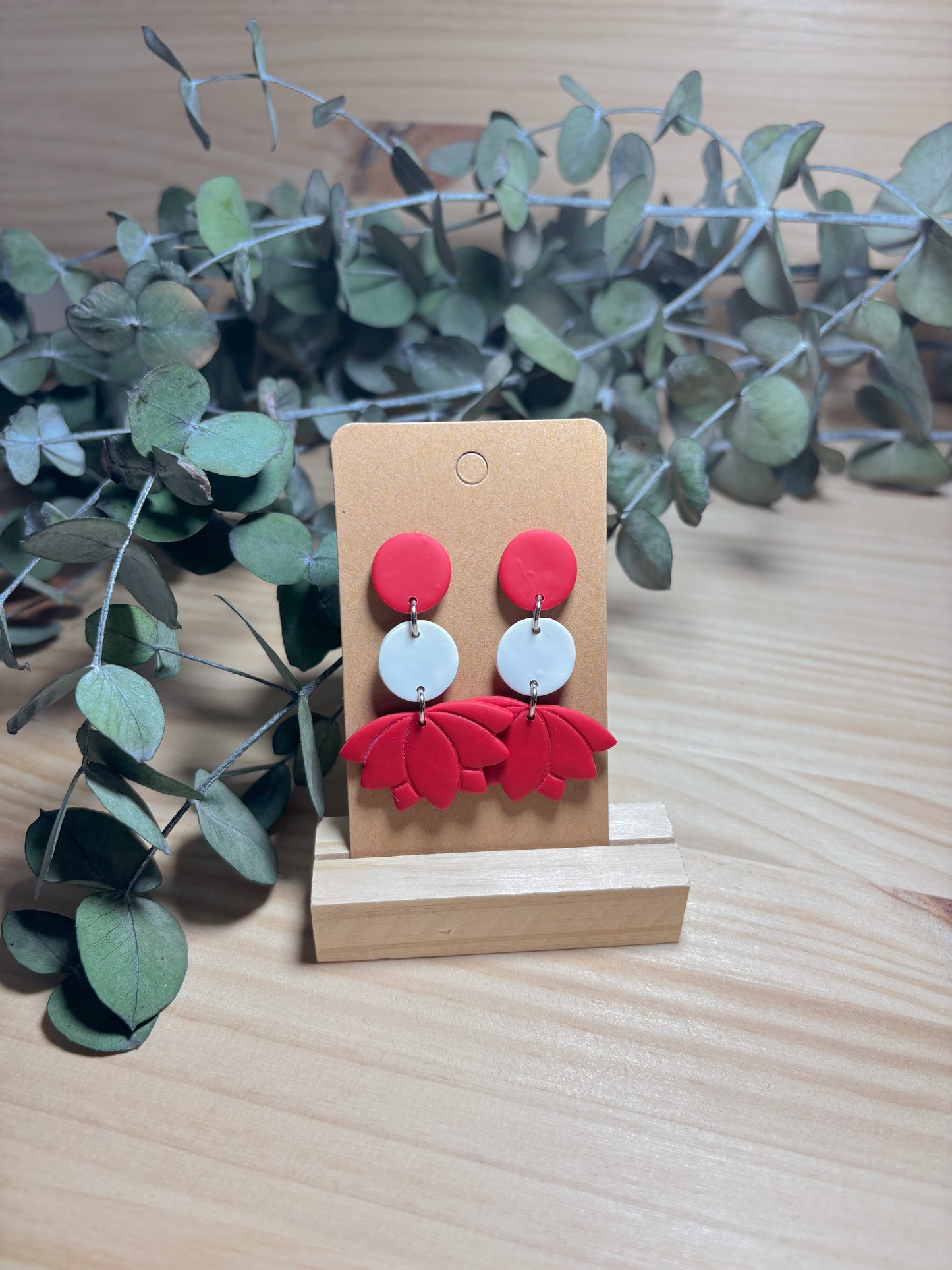 Pendiente colgante con flor rojo