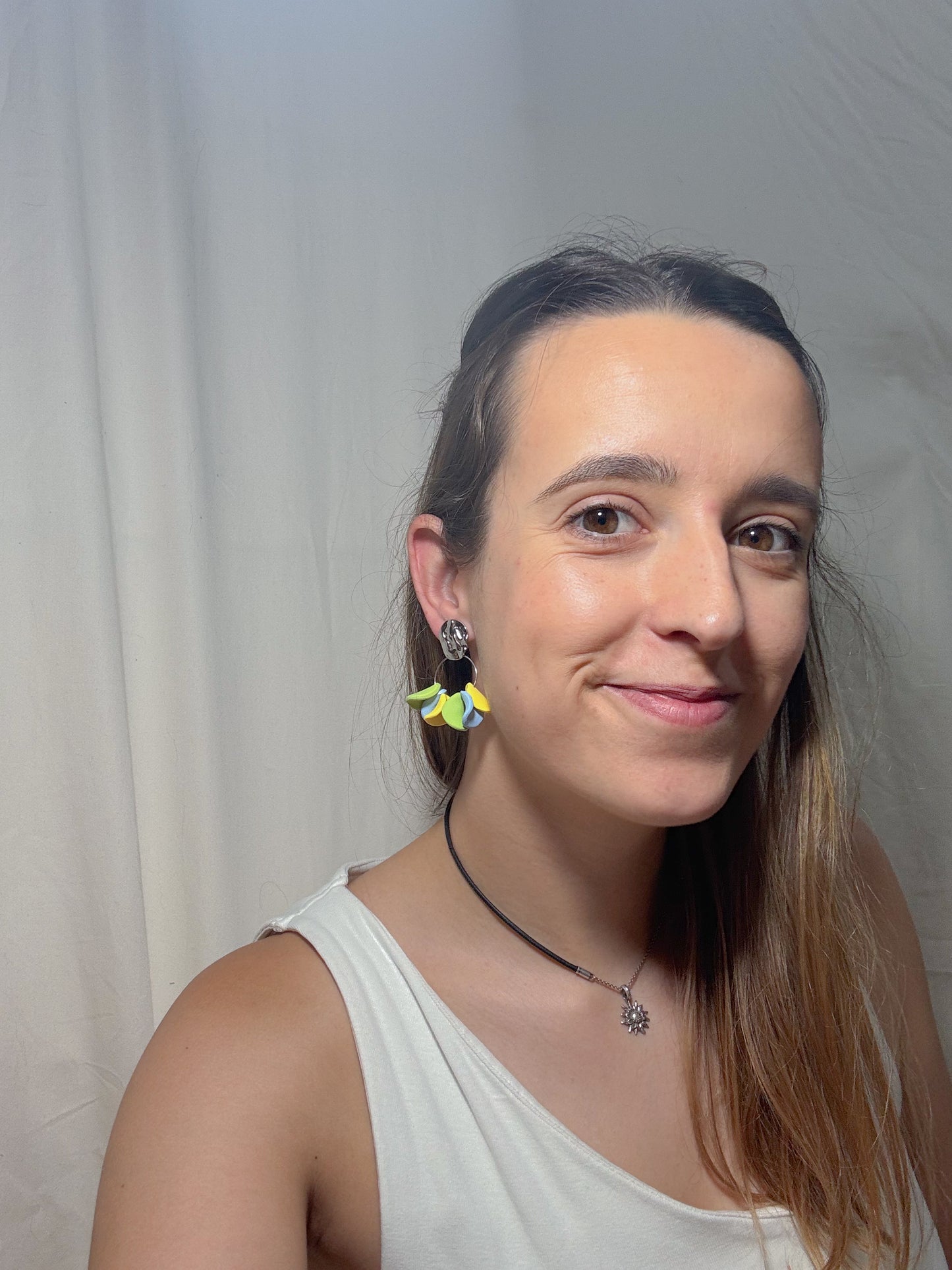 Pendiente pétalo verde, azul y amarillo