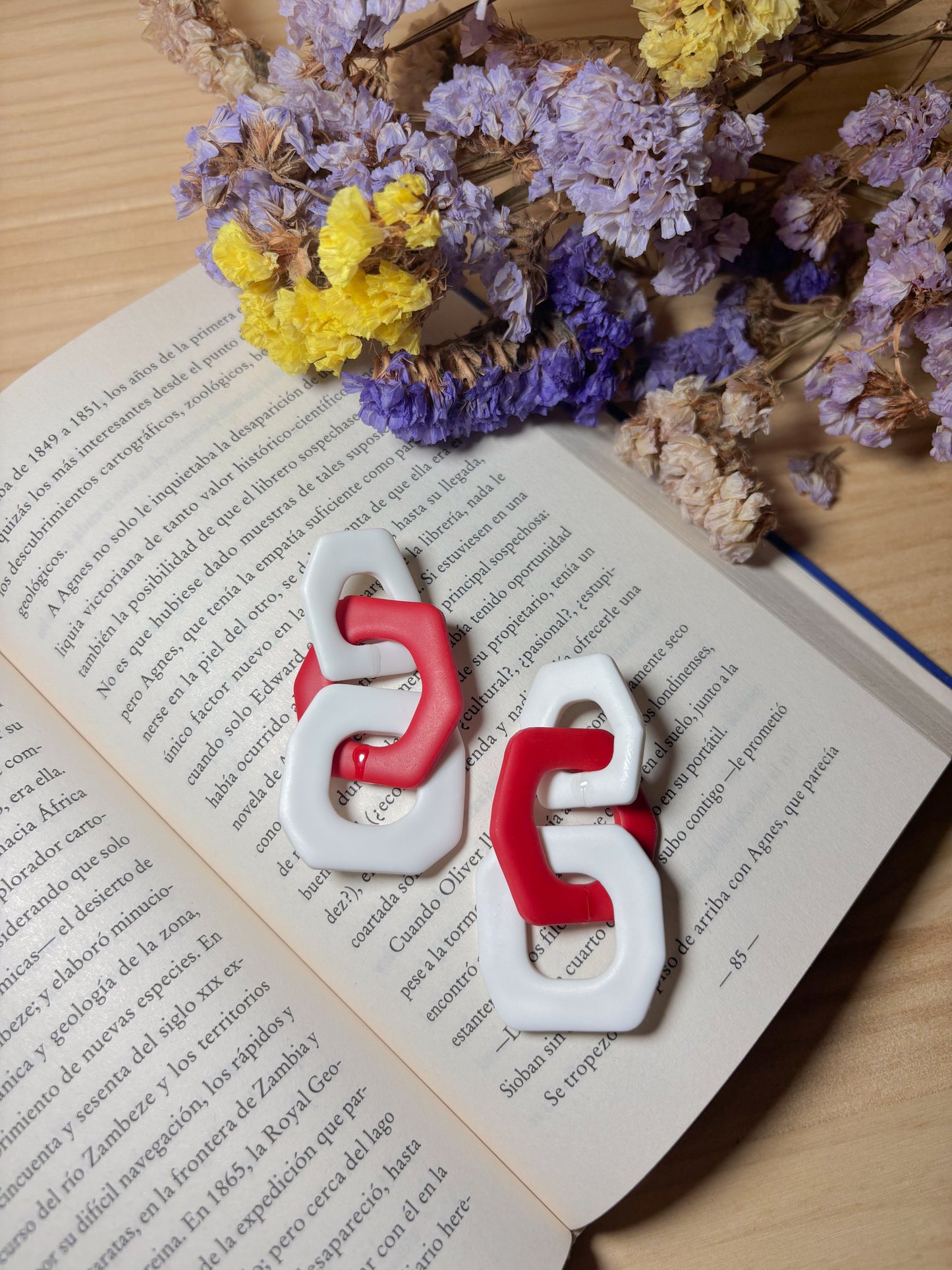 Cadena blanca y roja