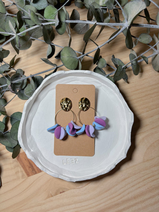 Pendiente pétalo lilas y azul