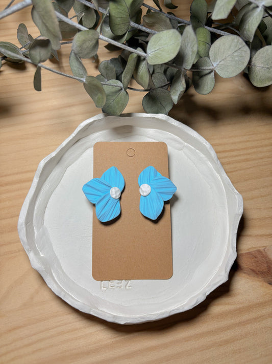 Flor pequeña azul