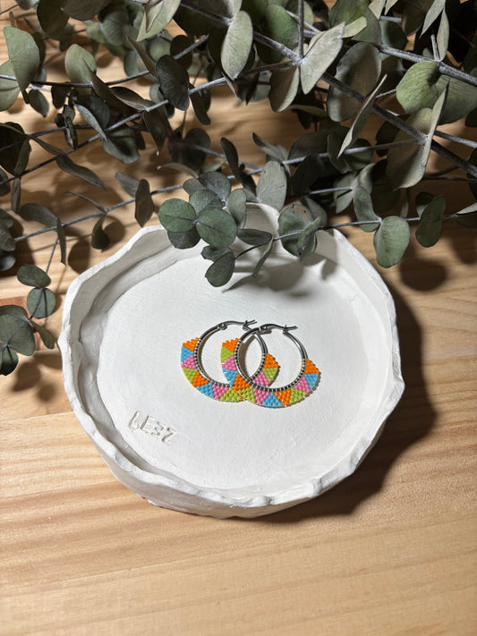 Pendiente plateado con naranja, azul, verde y rosa