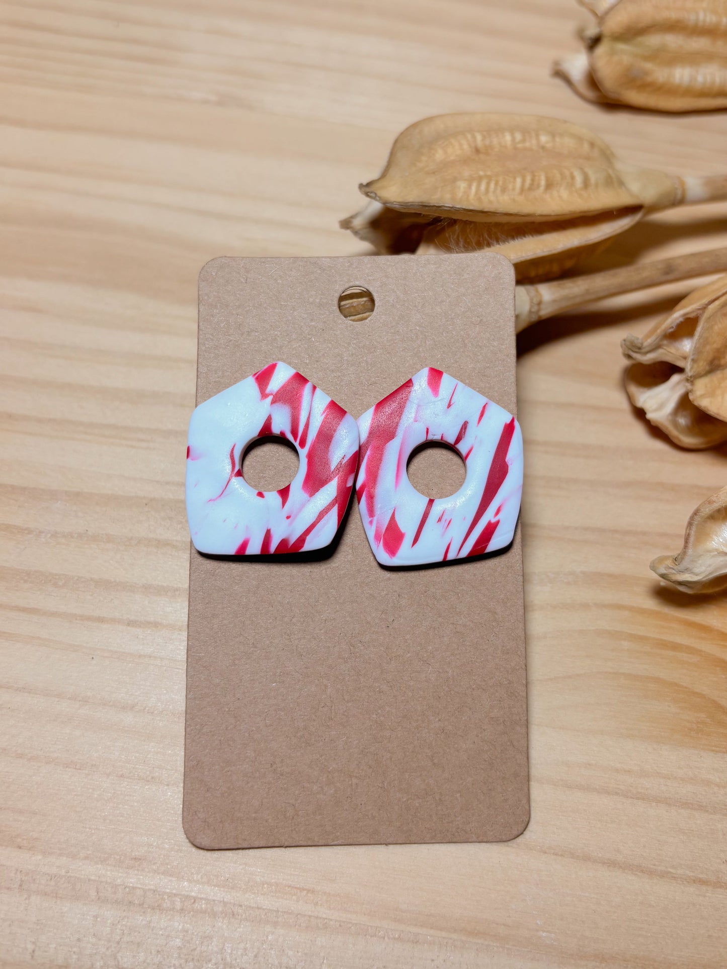 Pendiente geométrico rojo y blanco